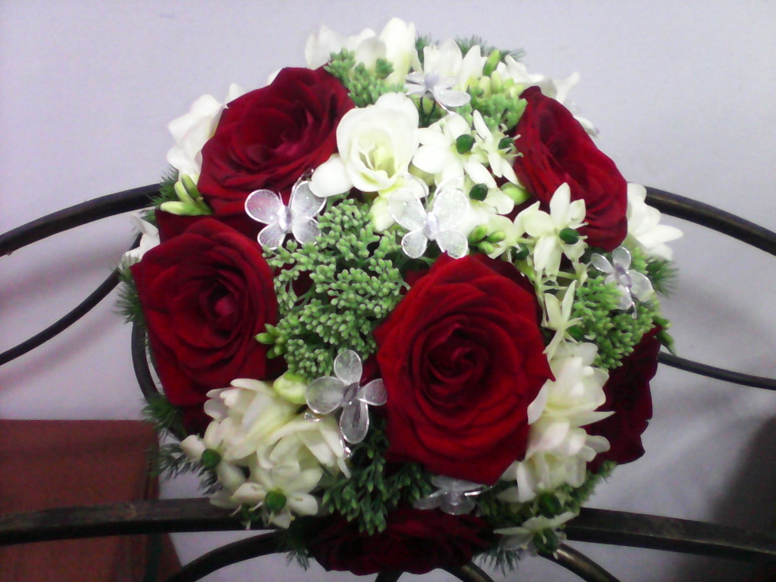 Buchet Trandafiri Rosii Frezie Alba Sedum Otg Sifluturasi