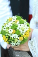 buchet OTG, craspedia, hypericum, santini, garoafa verde si sisal