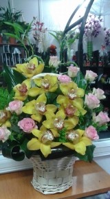 CYMBIDIUM GALBEN CU TRANDAFIRI ROZ